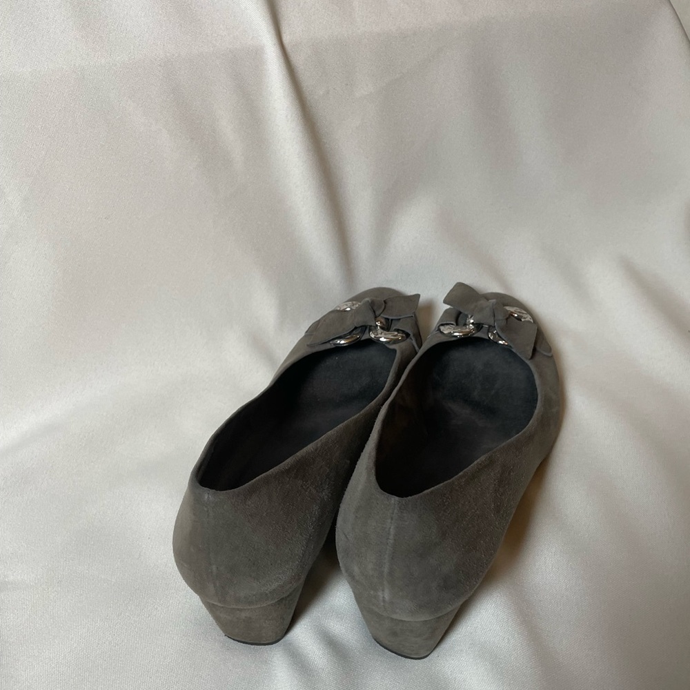 ποΈ Stuart Weitzman Gray Suede Flats β Womenβs Size 9 ποΈ - Picture 4 of 4